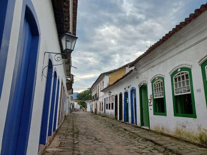 Julianna França Corretora presta assessoria jurídica para a regularização de imóveis tombados pelo IPHAN no bairro Histórico de Paraty.