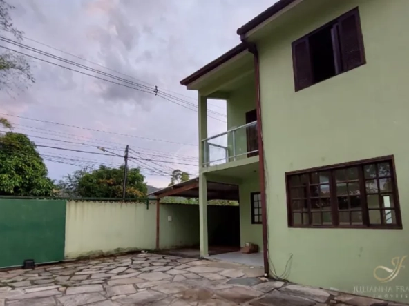 Bela casa a venda com três quartos no tranquilo e valorizado bairro Caborê próximo ao Centro Histórico de Paraty no Rio de Janeiro.