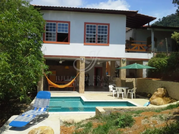 Casa aconchegante localizada no morro da Praia Grande com vista para o mar e a ilha do Araújo a venda em Paraty.
