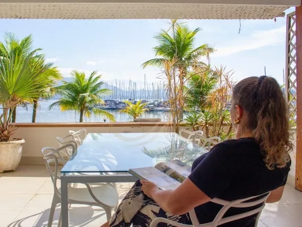 Linda casa na Marina do Farol em Condomínio com infraestrutura de lazer com vista para o mar a venda em Paraty.