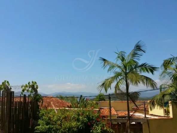 Lindo chalé localizado no morro da Praia Grande com vista para o mar e a ilha do Araújo a venda em Paraty RJ.