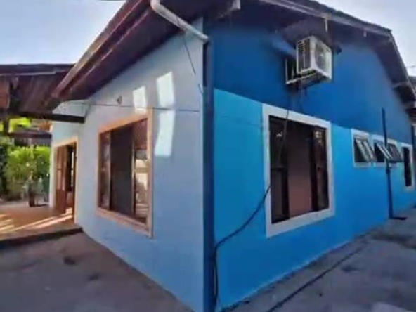 Casa de 3 quartos no tranquilo e valorizado bairro Portal das Artes distante 1KM do Centro Histórico para aluguel mensal em Paraty.