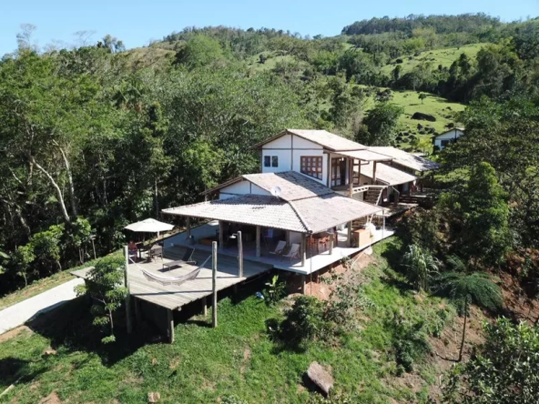 Maravilhosa casa Alto Padrão com quatro quartos e muito verde ao redor a venda no bairro Ponte Branca em Paraty RJ.