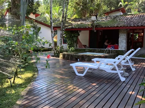 Casa com duas suítes, piscina, lareira, fogão a lenha e cachoeira nos fundos, a venda no bairro Corisquinho em Paraty.