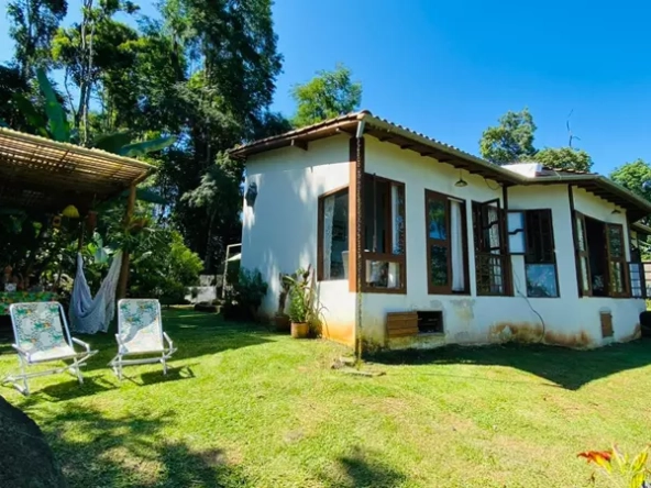 Imóvel possuindo três construções com vista e de frente para o mar no morro da Praia Grande a venda em Paraty.
