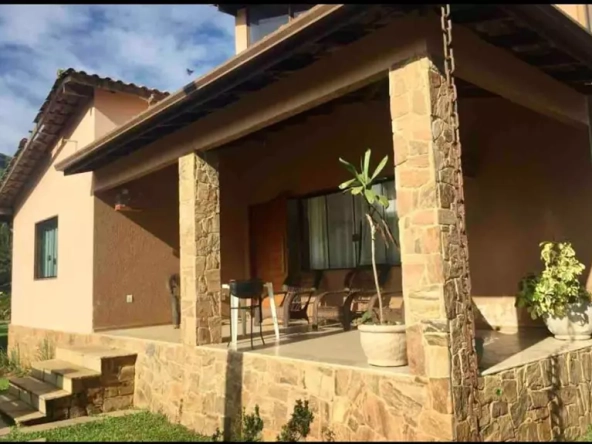 Ótima casa de alto de padrão com piscina e 3 suítes localizada no bairro Canto Verde a venda em Paraty no RJ.